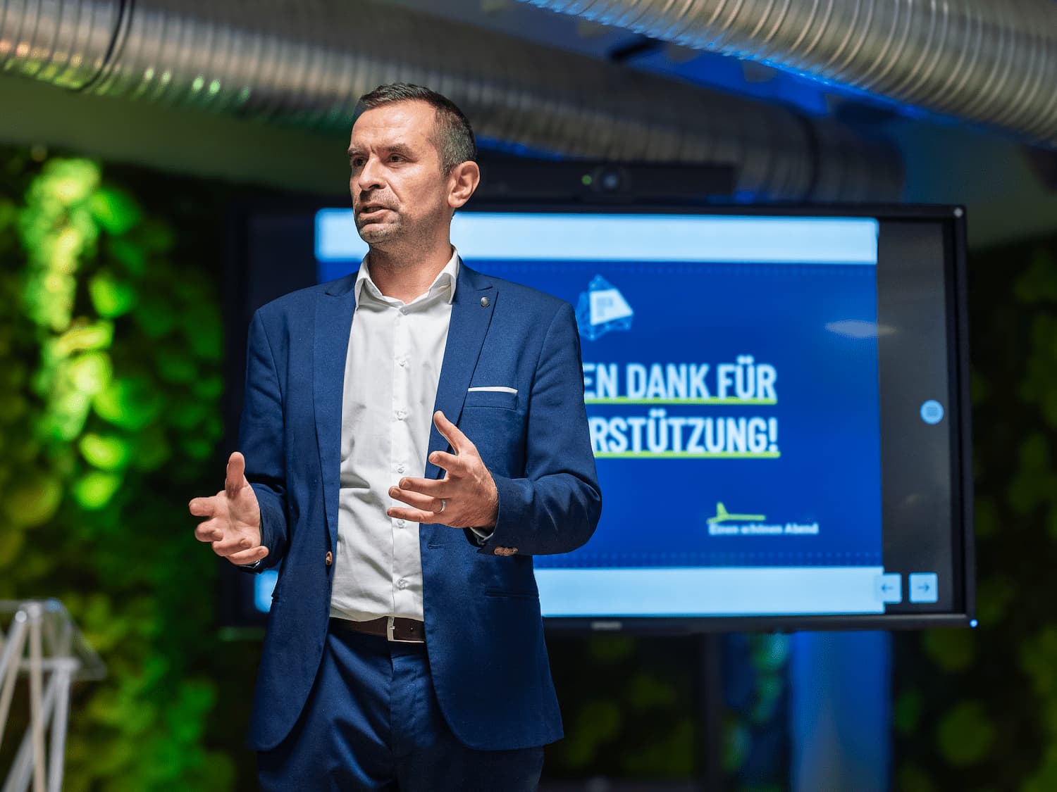 Arkadius Dalek steht auf der Bühne